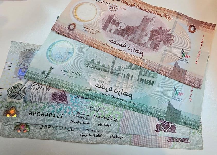Billetes de papel de dirham de los Emiratos Árabes Unidos