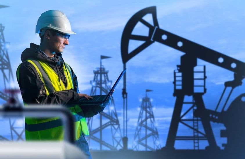 Hombre controlando la producción de petróleo.
