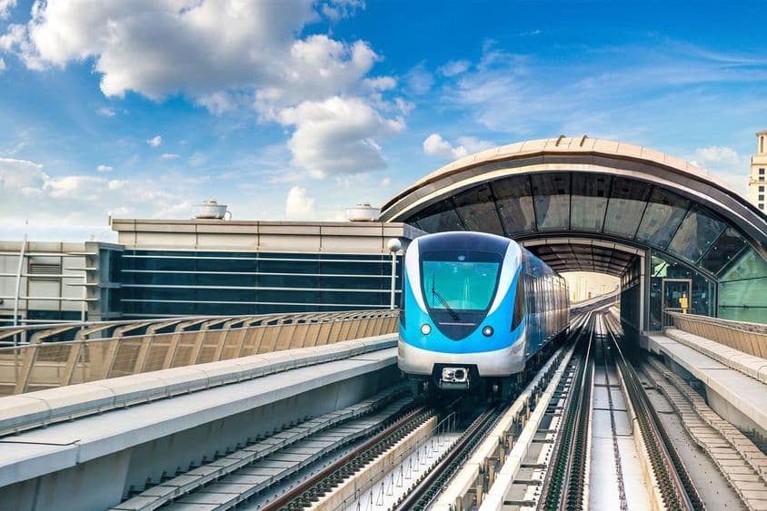 Tren del metro de Dubai en un día de verano