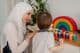 Un profesor musulmán y un niño de preescolar jugando con juguetes coloridos