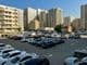 Gran aparcamiento rodeado de coches en Dubái.