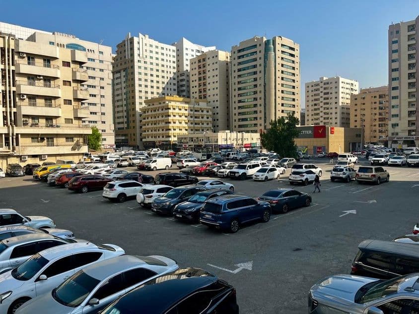 Gran aparcamiento rodeado de coches en Dubái.