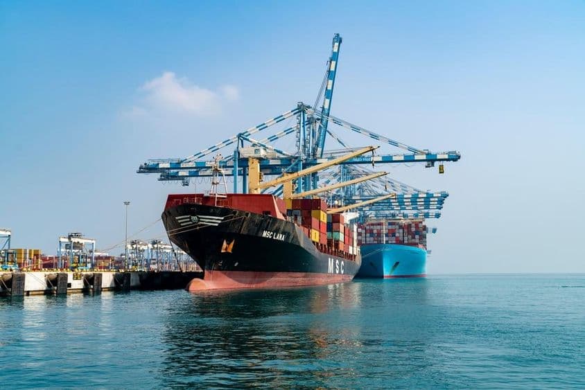 Barcos descargando en el puerto de Khalifa