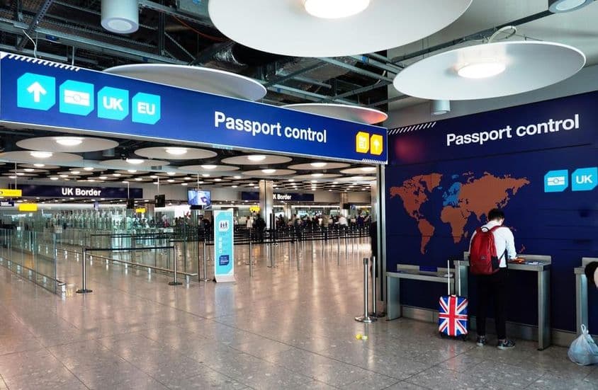 El Reino Unido y viajeros europeos utilizando carriles de control de pasaportes e inmigración separados.