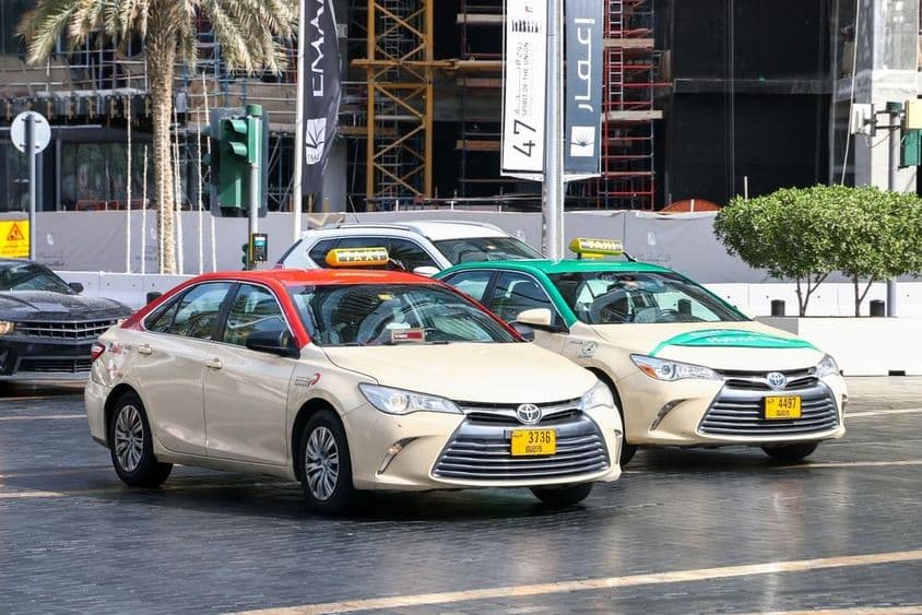 Taxis Toyota Camry en las calles de Dubái.