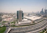 Centro de Comercio Mundial de Dubái, en primer plano con la carretera Sheikh Zayed