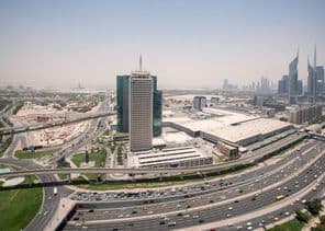 Centro de Comercio Mundial de Dubái, en primer plano con la carretera Sheikh Zayed