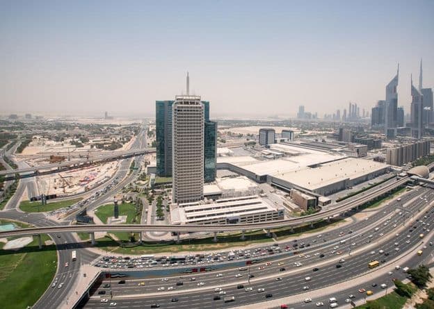Centro de Comercio Mundial de Dubái, en primer plano con la carretera Sheikh Zayed
