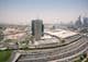 Centro de Comercio Mundial de Dubái, en primer plano con la carretera Sheikh Zayed