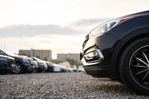 Coches estacionados en un aparcamiento de grava