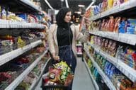 Una joven árabe en un supermercado