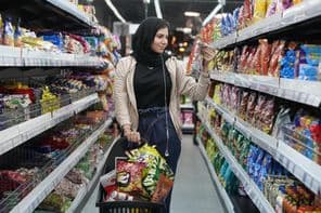 Una joven árabe en un supermercado