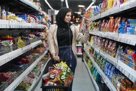 Una joven árabe en un supermercado