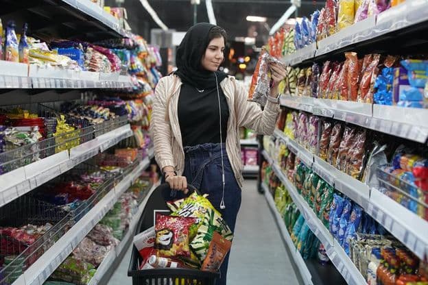 Una joven árabe en un supermercado