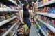 Una joven árabe en un supermercado