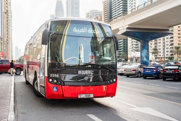 Autobús Volvo circula en Dubái.