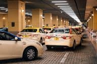 Taxis estacionados en el centro comercial de Dubái.