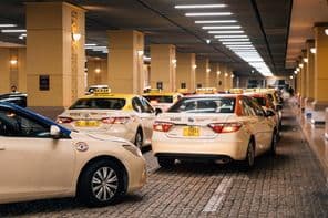 Taxis estacionados en el centro comercial de Dubái.
