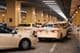 Taxis estacionados en el centro comercial de Dubái.