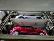 garaje de estacionamiento automatizado moderno de múltiples niveles