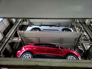garaje de estacionamiento automatizado moderno de múltiples niveles
