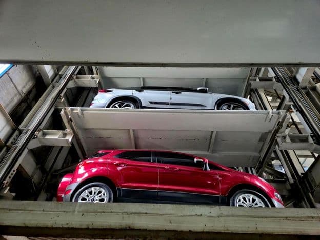 garaje de estacionamiento automatizado moderno de múltiples niveles