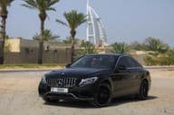 Mercedes Benz C300 estacionado al aire libre en la ciudad de Dubái.