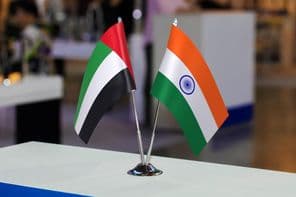 Los Emiratos Árabes Unidos e India dos pequeñas banderas de mesa