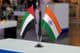 Los Emiratos Árabes Unidos e India dos pequeñas banderas de mesa