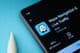 Aplicación Waze mostrada en la pantalla de un smartphone.
