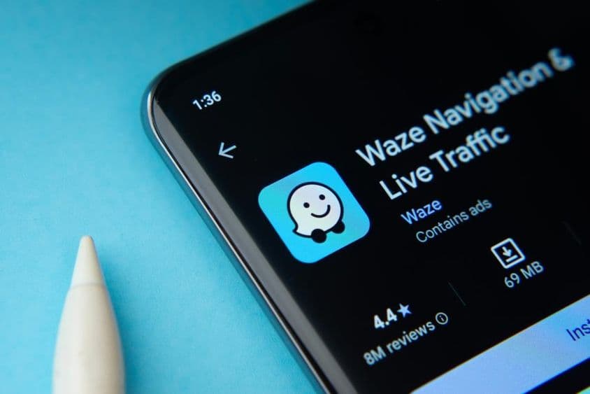 Aplicación Waze mostrada en la pantalla de un smartphone.
