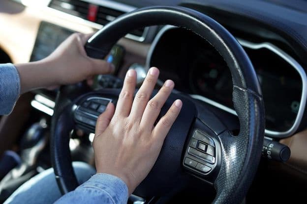 El ruido repentino del claxon de un coche