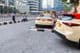 Un grupo de taxistas esperando pasajeros frente a un hotel en Dubái.