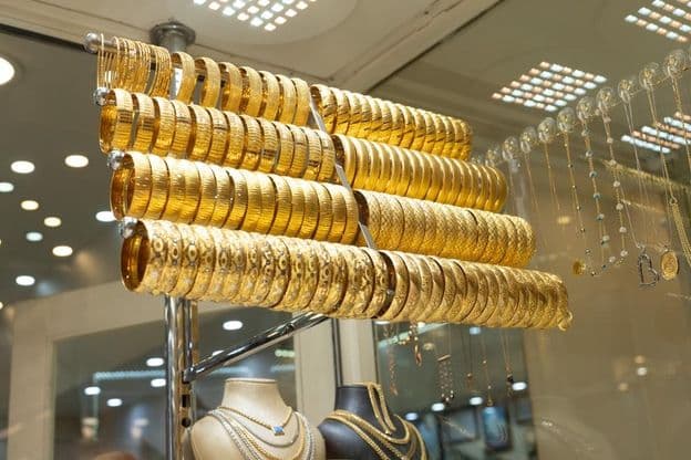 Pulseras de oro en vitrina