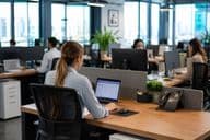 Ambiente de un espacio de trabajo de oficina moderno