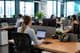 Ambiente de un espacio de trabajo de oficina moderno