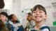 Estudiante de primaria sonriente.