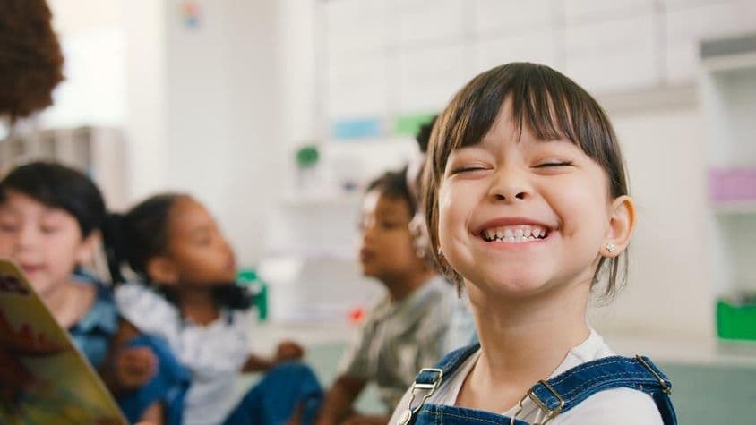 Estudiante de primaria sonriente.