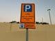 Señal de estacionamiento público de la Municipalidad de Dubái.