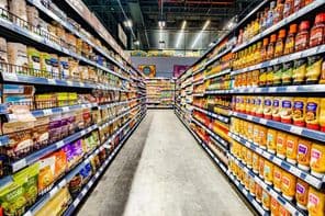 Dubái, Emiratos Árabes Unidos, alimentos exhibidos en pasillos de supermercado