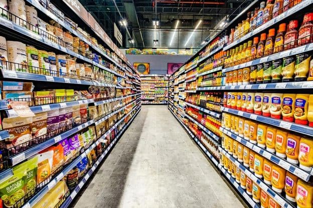 Dubái, Emiratos Árabes Unidos, alimentos exhibidos en pasillos de supermercado