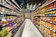 Dubái, Emiratos Árabes Unidos, alimentos exhibidos en pasillos de supermercado