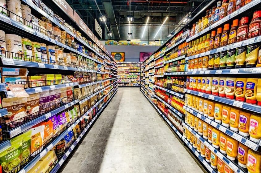 Dubái, Emiratos Árabes Unidos, alimentos exhibidos en pasillos de supermercado