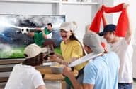 Aficionados al fútbol viendo un partido de fútbol