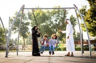 una familia jugando en el parque infantil en Dubái