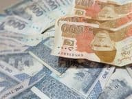 Billetes de mil y cinco mil rupias pakistaníes