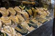 Joyería de oro en una vitrina de tienda