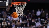 Partido de baloncesto con un aro.