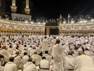 Peregrinos nocturnos se reúnen alrededor de la Kaaba