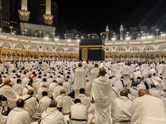 Peregrinos nocturnos se reúnen alrededor de la Kaaba